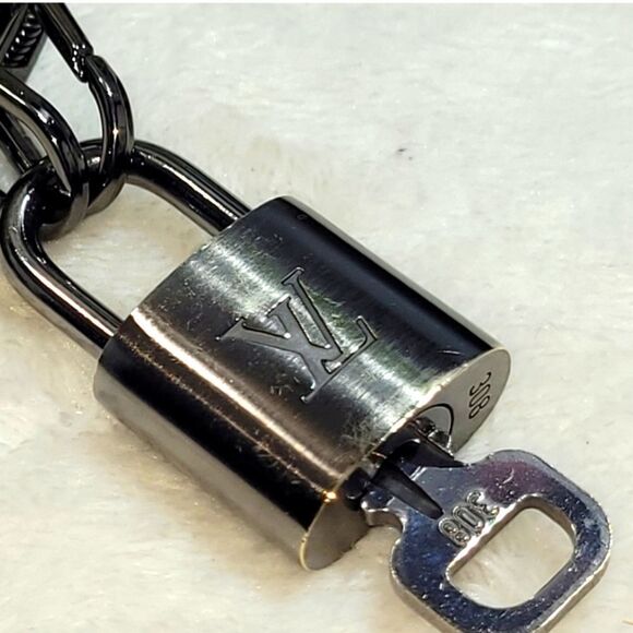 LV #308 AUTHENTIC Silver Lock & Key #308 with dustbag and Unbranded chain - Picture 1 of 11